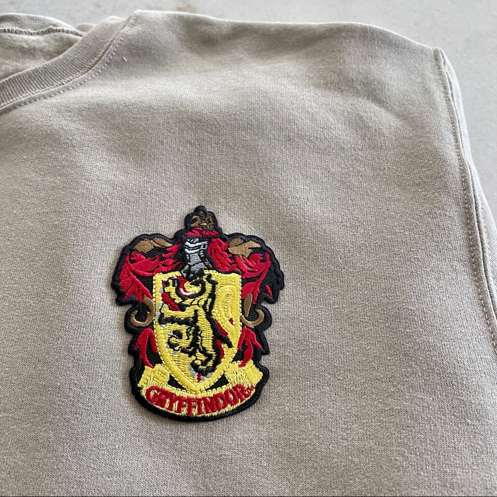 🆕 Harry Potter Gryffindor House Crest embroider patch beige tan sweater medium